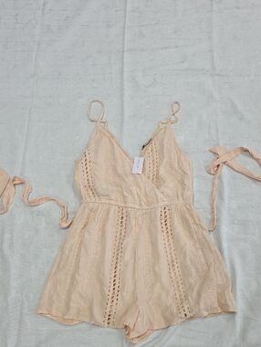NWT American Eagle Eyelet Lace Boho Beige Cream Romper - size M